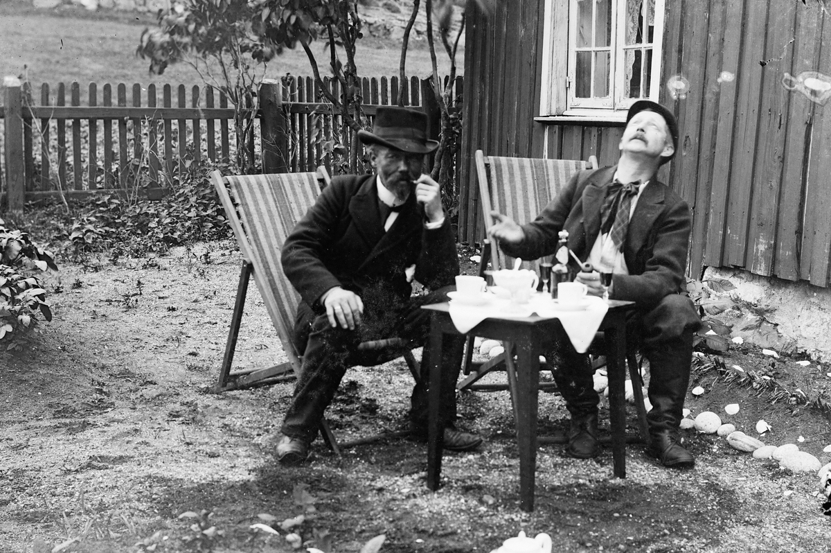 Drøbak ?, 2 menn ved bord i hagen. antatt Ludvig Skramstad til venstre.