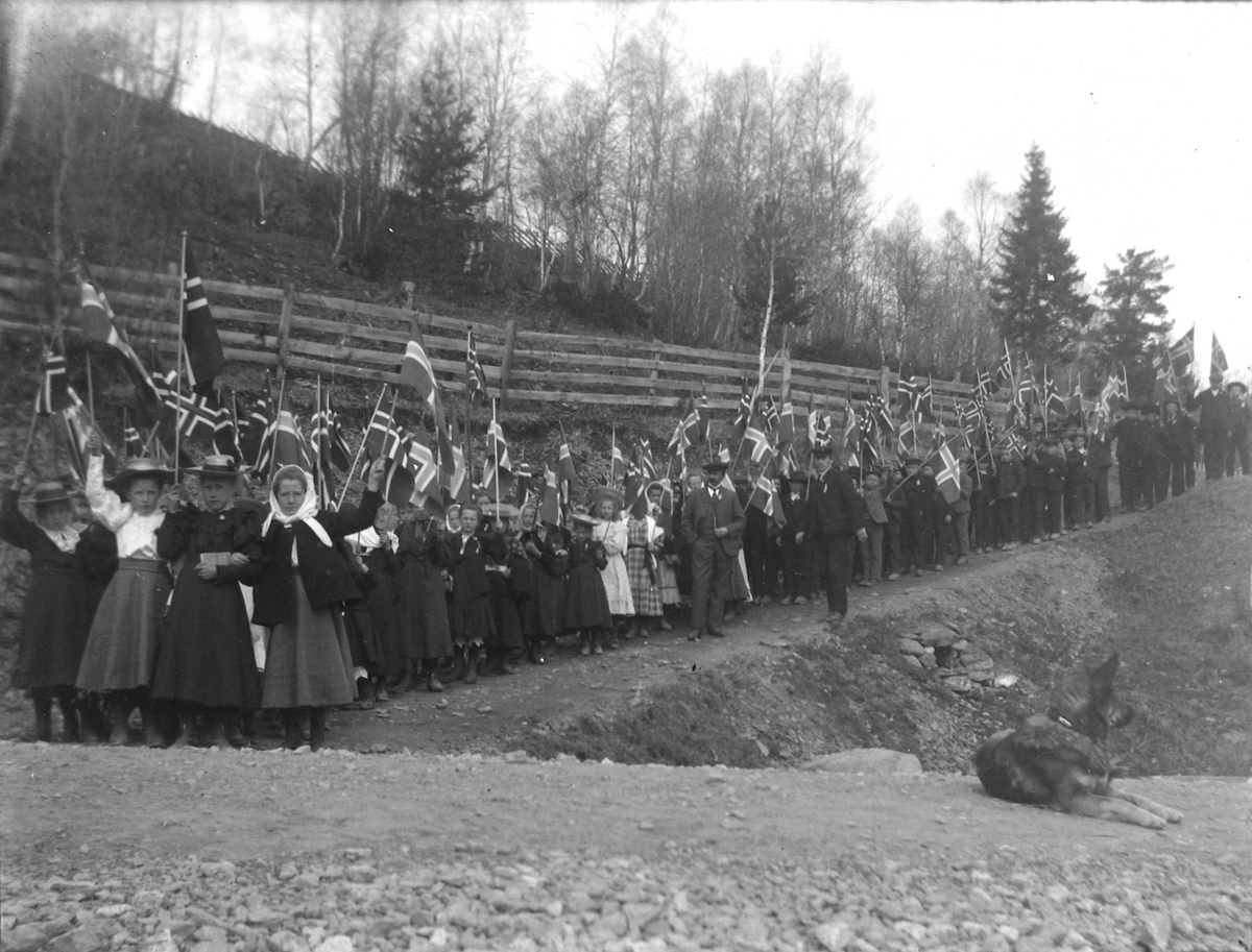 17. mai på Storås i 1909. Fossen, Laksøyan og Storås skole i toget.