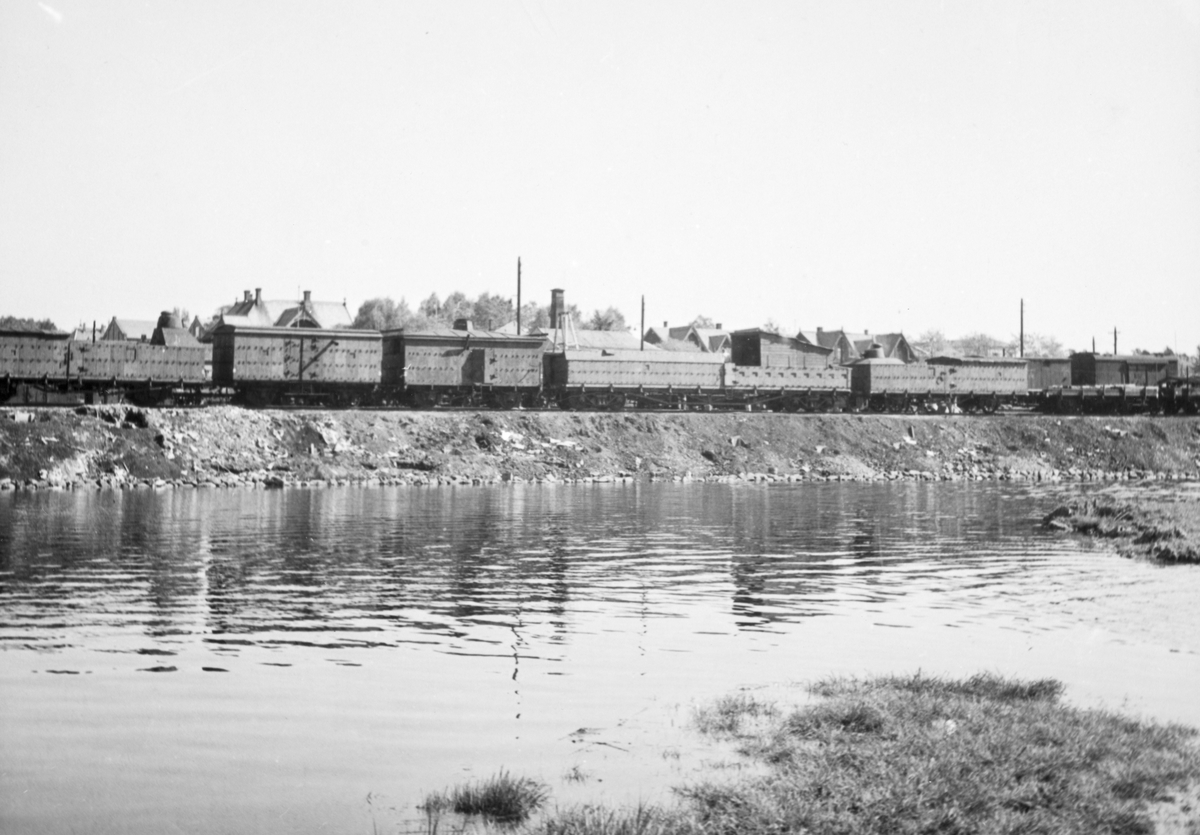 Hamar jernbanestasjon, jernbanevogner, tysk pansertog, mai 1945. 