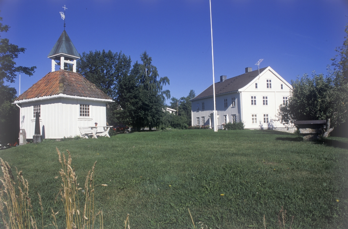 Baldishol Nes Hedmark. Stabbur med vindfløy og klokke fra gamle Baldishol kirke. 