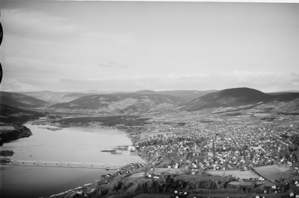 Flyfoto, med Lillehammer by og Lågen, mot Fåberg, Jørstadhøgda og Balbergkampen. I forgrunnen Vingnesbrua, og Suttestad gård.