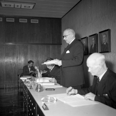 Innvielsen av Herredshuset i Moelv 1954. Ordfører Karl Østvold holder tale under åpningen av det nye rådhuset i Moelv. Tidligere ordfører og stasjonsmester Karsten Fonstad fører protokollen. 