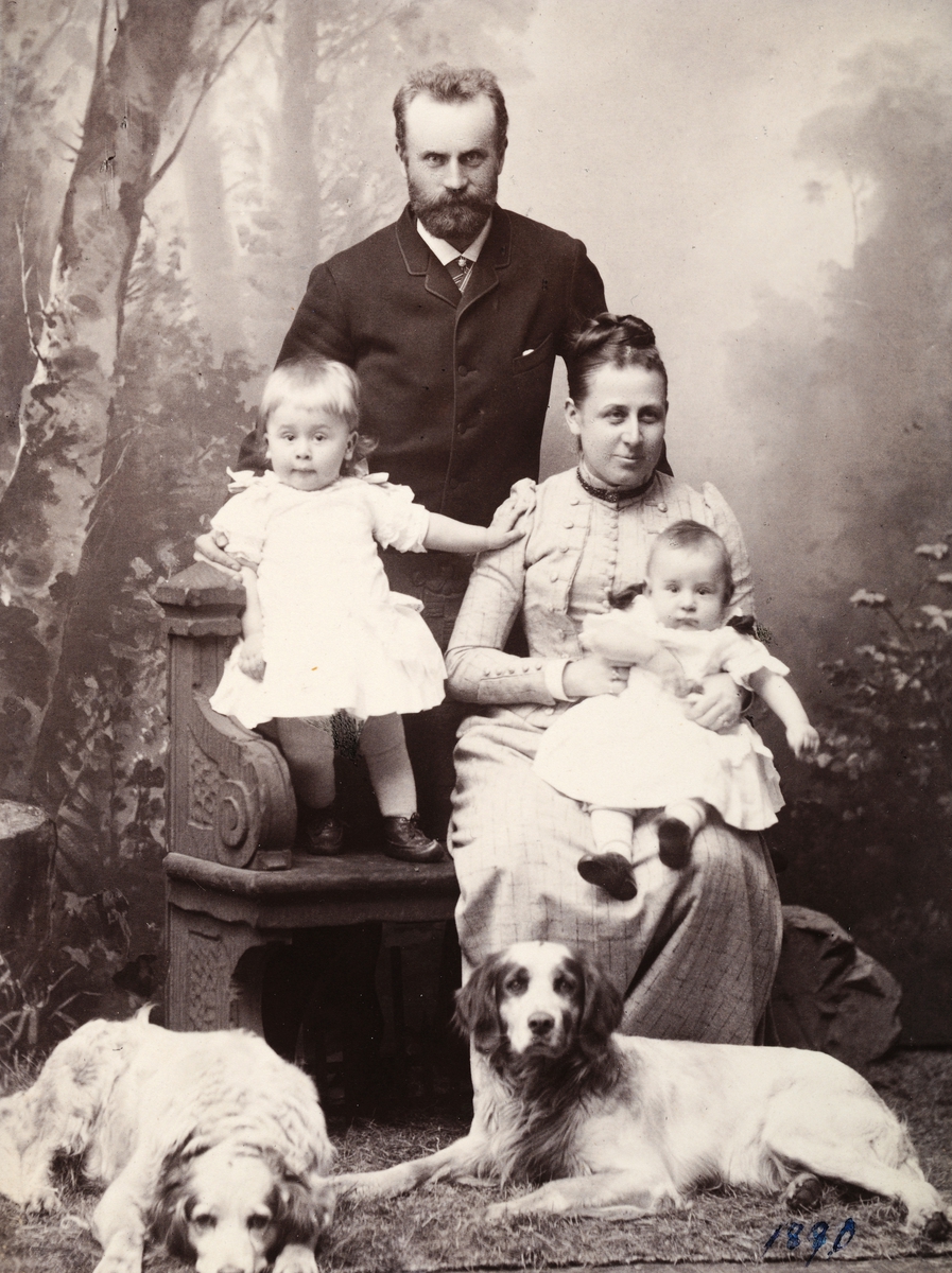 Gruppe, familien Andresen med to jakthunder. Nicolai Andresen (1853-1923), Marie Andresen f. Heyerdahl (1855-1928), sønnene Johan Henrik Andresen og Nicolai Heyerdahl Andresen. 