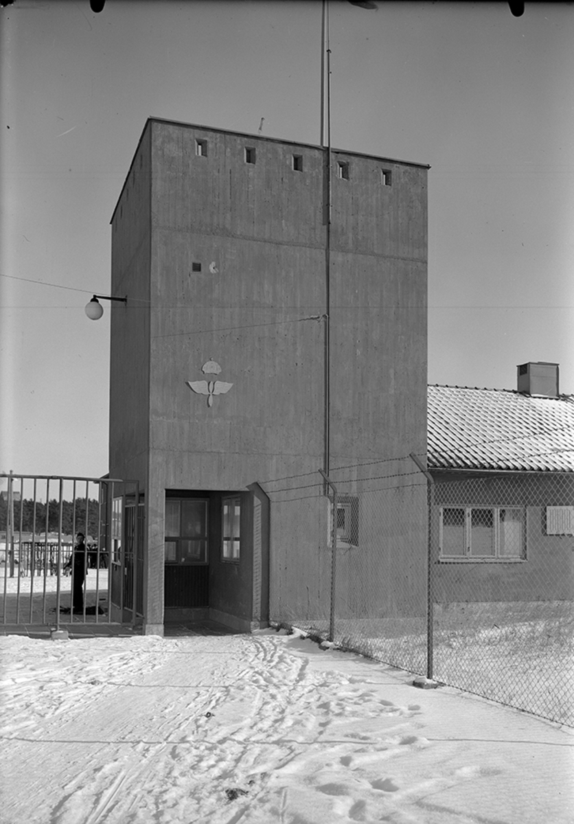 Vaktbyggnad vid ingången till F 2 flygflottilj. Vintertid.
