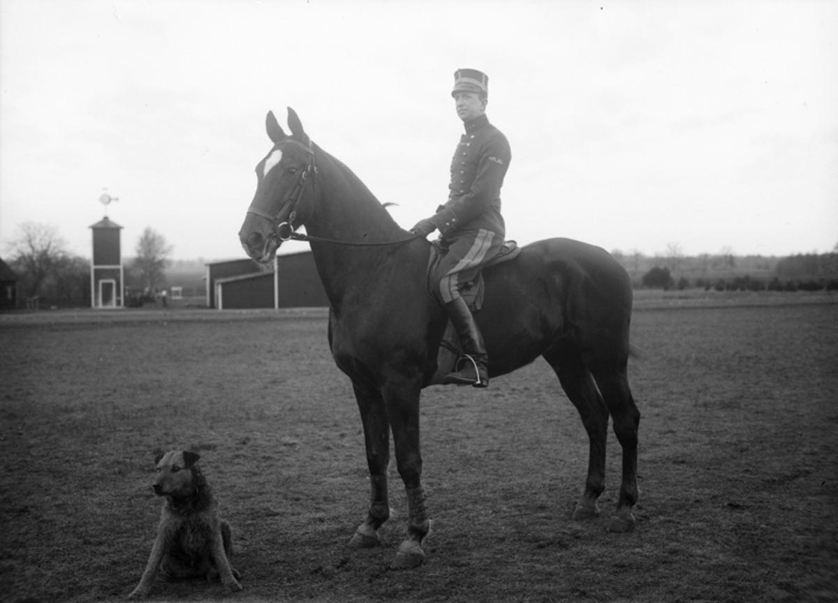 Porträtt. Kapten Lundström till häst. I förgrunden sitter en hund.
