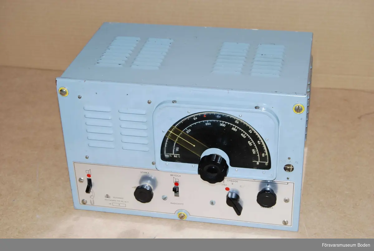 För marin radiotrafik 165-550 kHz och 1,5-4,5 MHz, samt ett läge för nödfrekvensen 2,182 MHz