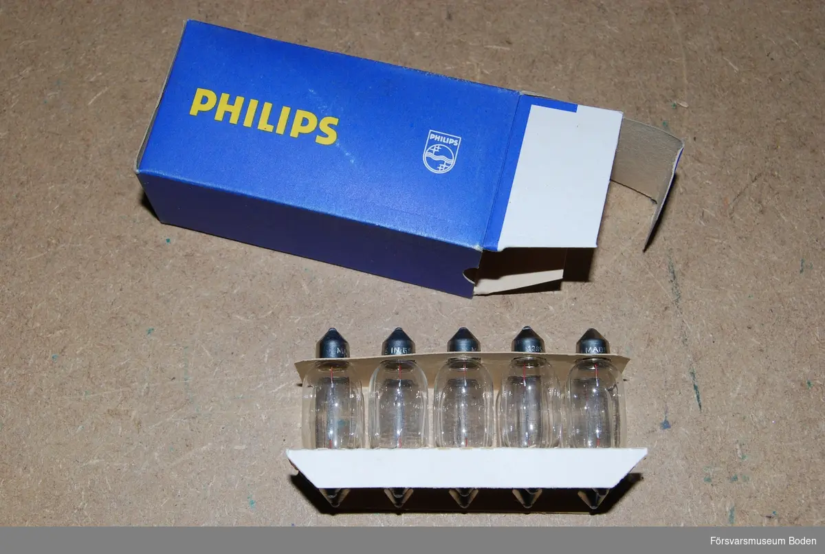 Oöppnad förpackning med 10 st glödlampor av spoltyp. Philips artikelnummer 12850. Civilförsvarsmateriel från Televerket.