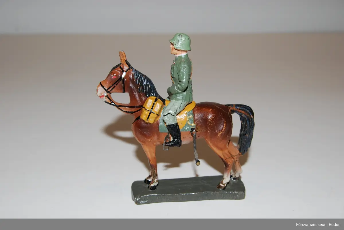 Kavallerist till häst. Av gjutmassa. Tillverkad i Tyskland före 1943.