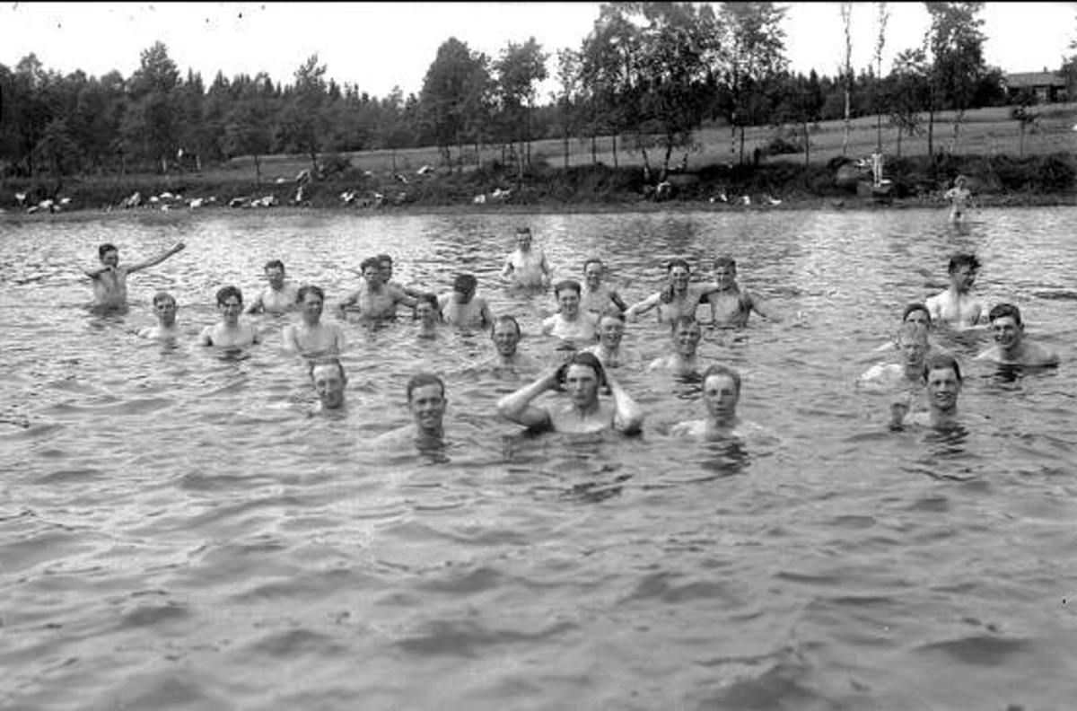 4. skvadronens bivack vid Simsjön 1929, bad vid lägerplatsen.