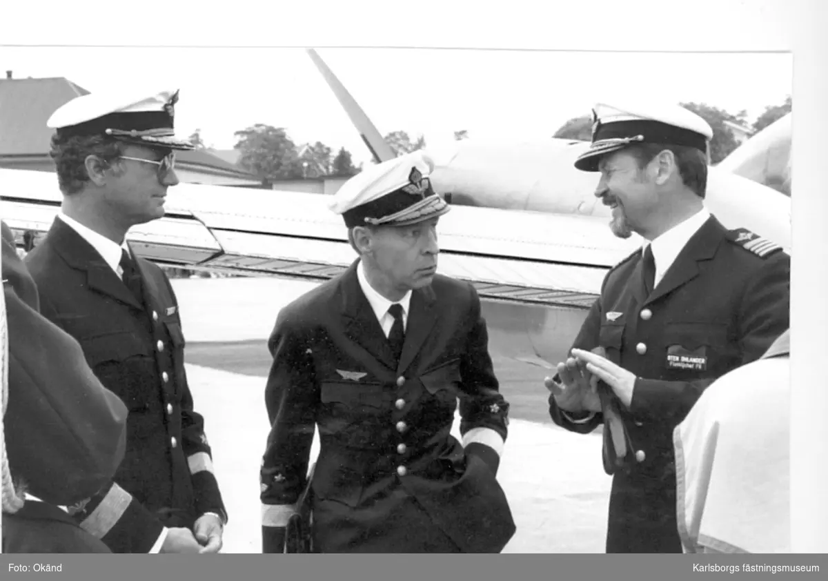 F6 Karlsborg 1989. 50-årsjubileum. Kung Carl XVI Gustav, chefen flygvapnet generallöjtnant Lars-Erik Englund, chefen F6 överste Sten Öhlander.