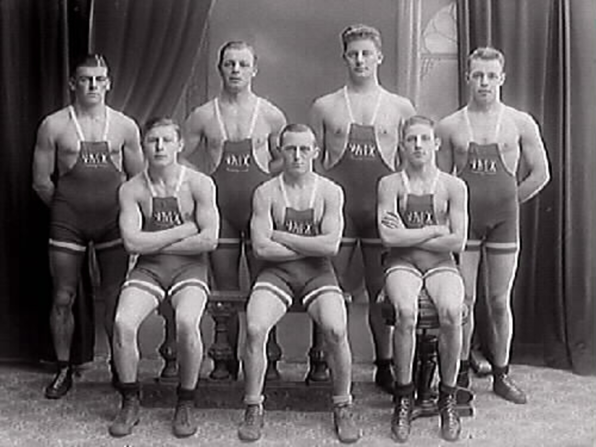 Medaljprydda unga idrottsmän från VAIK Brottareklubb i Varberg. Från ...