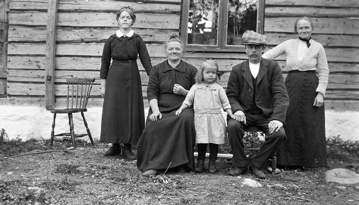 Familie avbildet foran tømmerbygning. Fra venstre: Hildeborg Ekern, Hanna Ekern, Randi Margrete Ekern, Olaf Ekern, Karen Ekern.