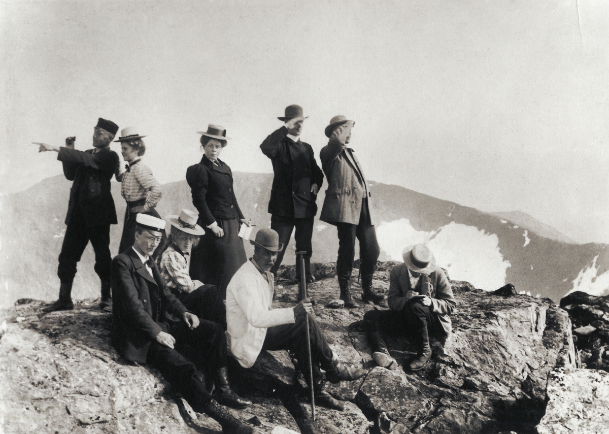 De första turisterna på toppen av Storsylen. Fjällandskap.
