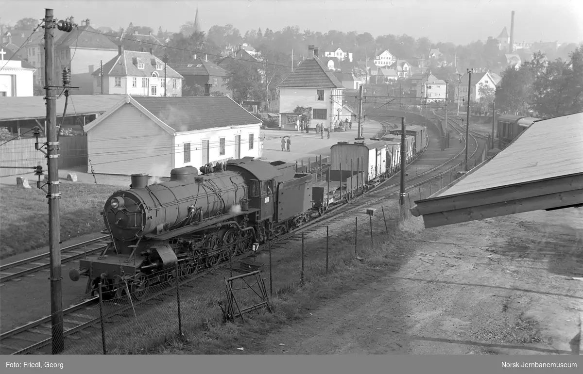 Damplokomotiv type 31a nr. 285 med kipptog Bergen-Nesttun på Kronstad stasjon