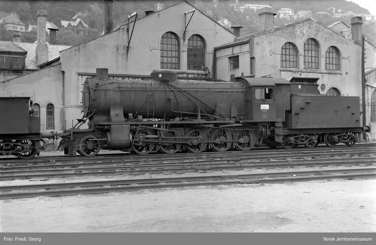 Damplokomotiv type 39a nr. 167 på Bergen stasjon like før opphugging