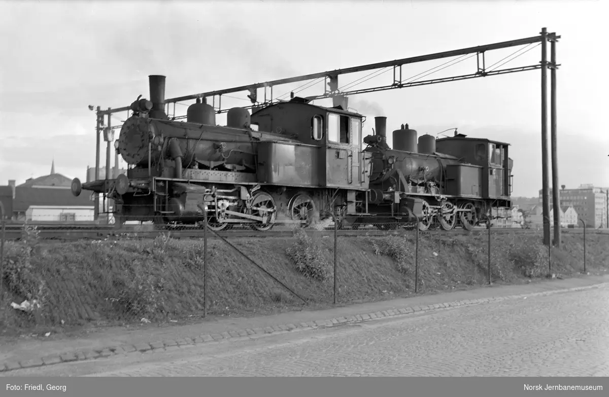 Damplokomotiv type 25c nr. 383 og 25a nr. 223 på Trondheim stasjon