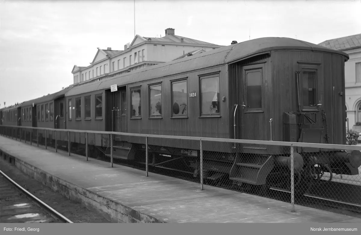 Personvogn litra Bo4d nr. 18124 på Trondheim stasjon