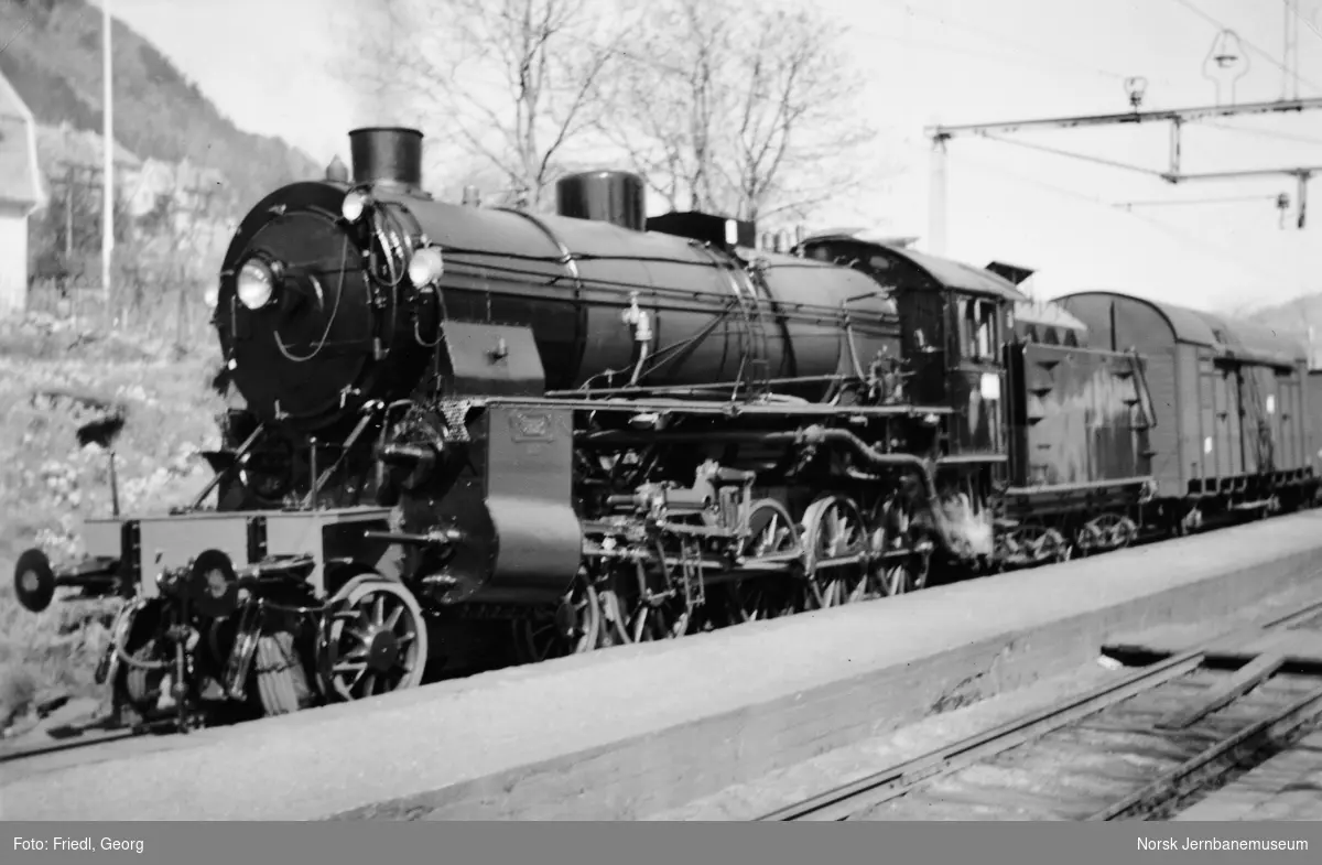 Damplokomotiv type 31b nr. 401 med kipptog Bergen-Nesttun på Minde stasjon