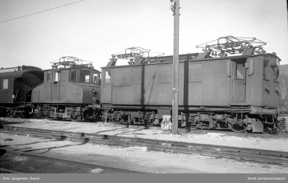 NSB elektrisk lokomotiv type El 7 nr. 2502 på Sundland, med El 6 nr. 2503 i bakgrunnen