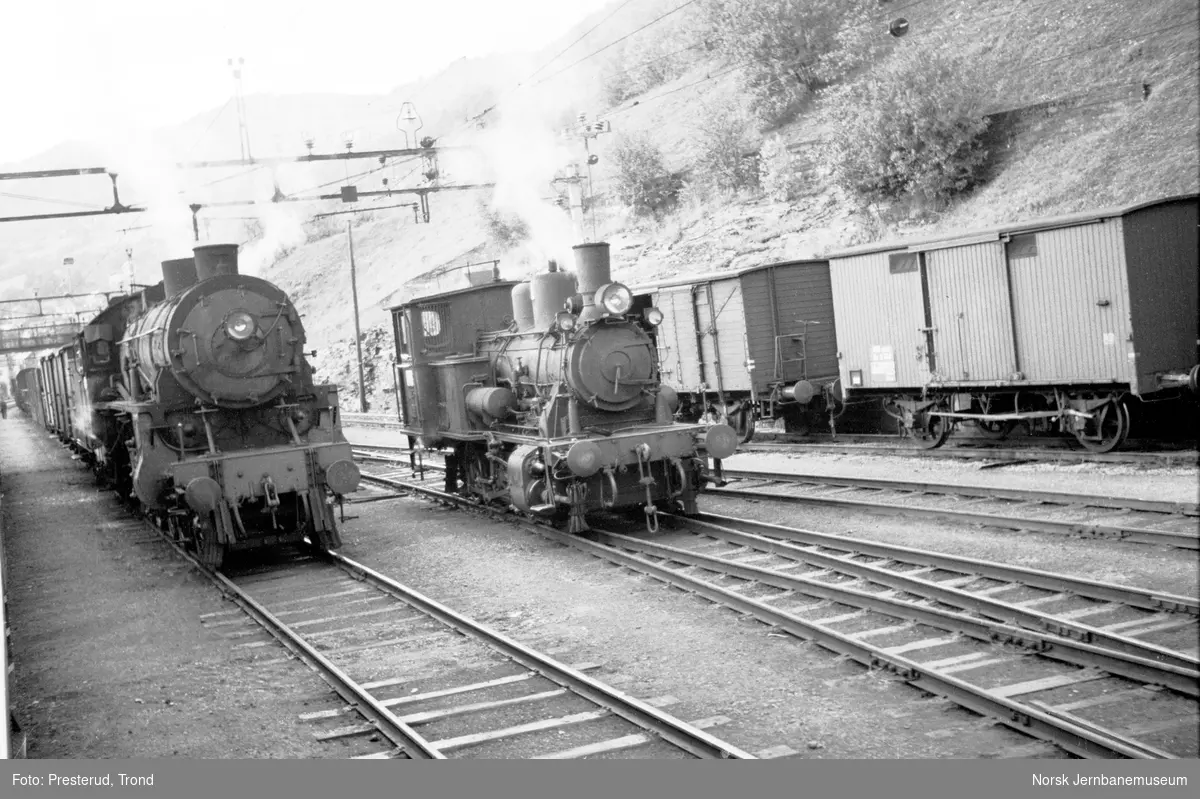 Voss stasjon med damplokomotiver type 31b og 25d nr. 424