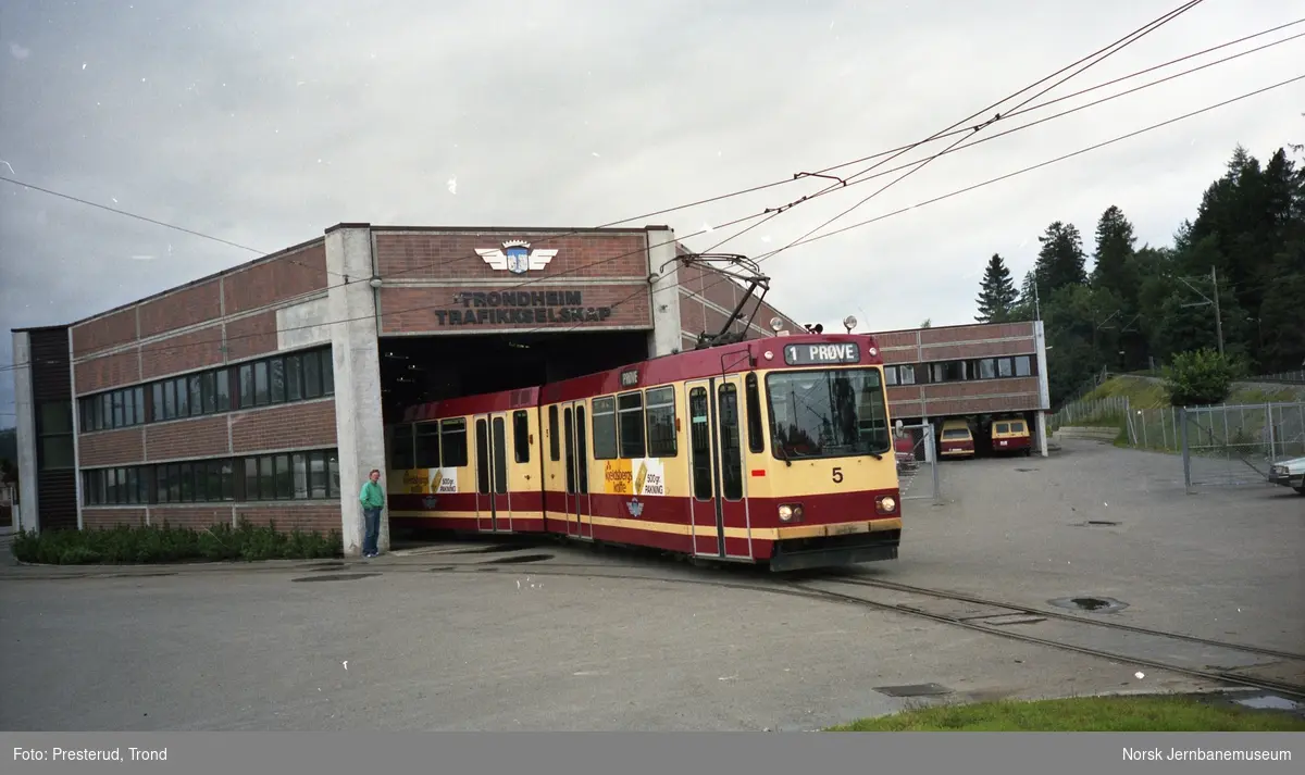 Gråkallbanens leddsporvogn nr. 5 på Munkvoll