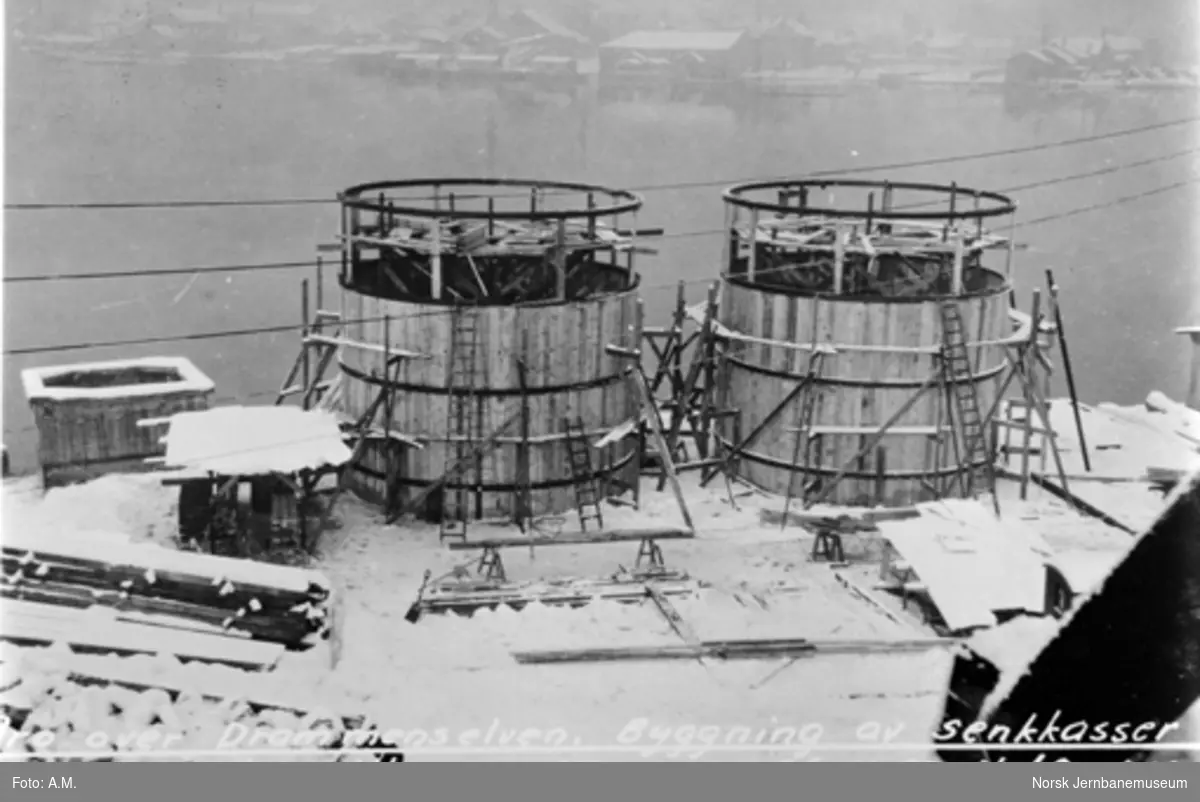 Bru over Drammenselva : Bygging av runde senkkasser for pillar 36