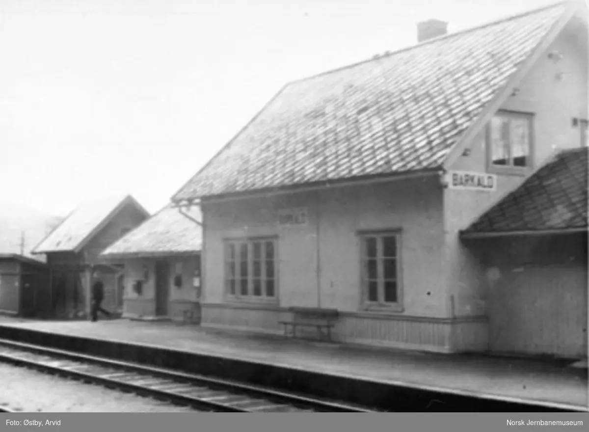 Barkald stasjonsbygning, godshus og privet