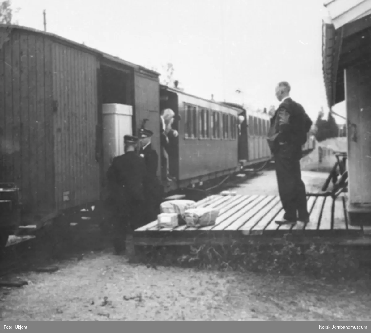 Utlasting av godsvogn under toget opphold på Fosser stasjon