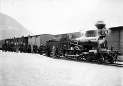 Damplokomotiv type 9a nr. 63 foran persontog på Otta; stasjo