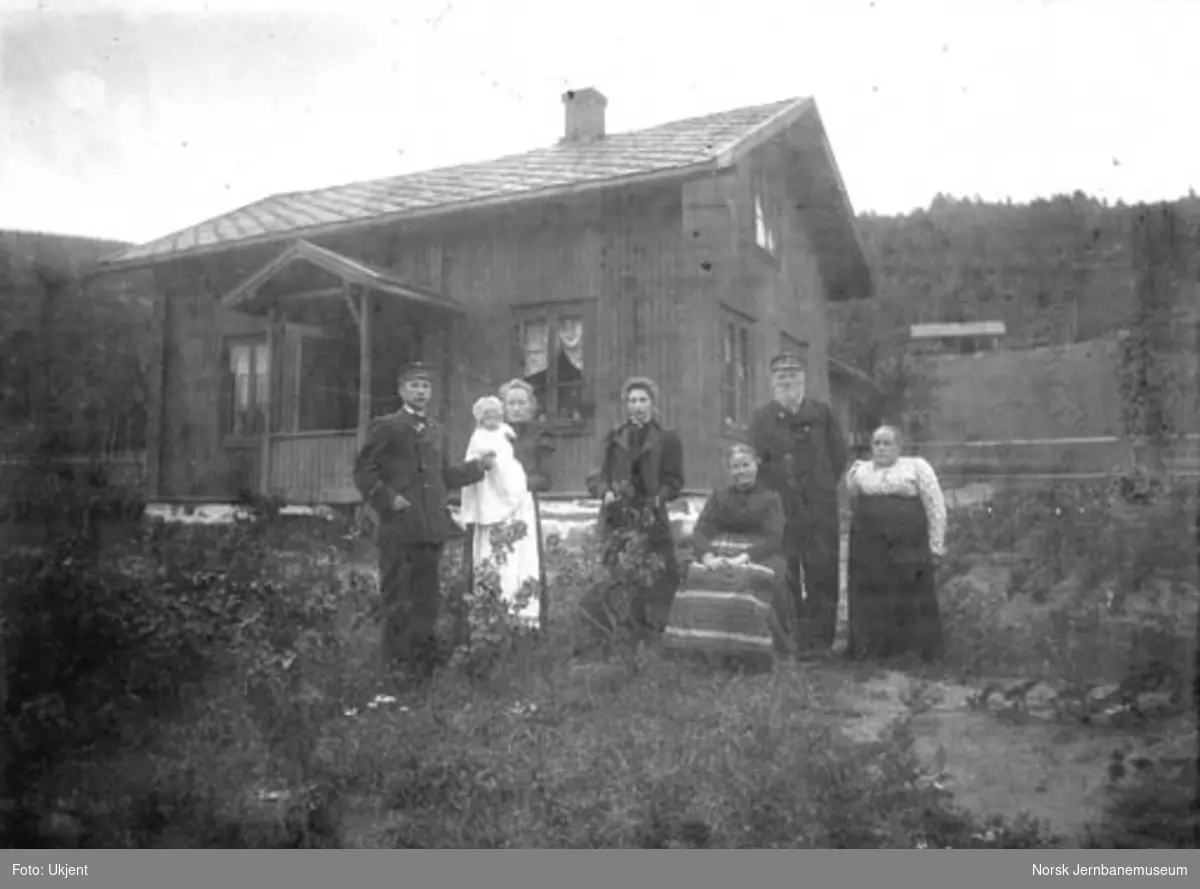 Banevokter Ole Løftingsmo med familie utenfor sitt bolighus på Fåberg