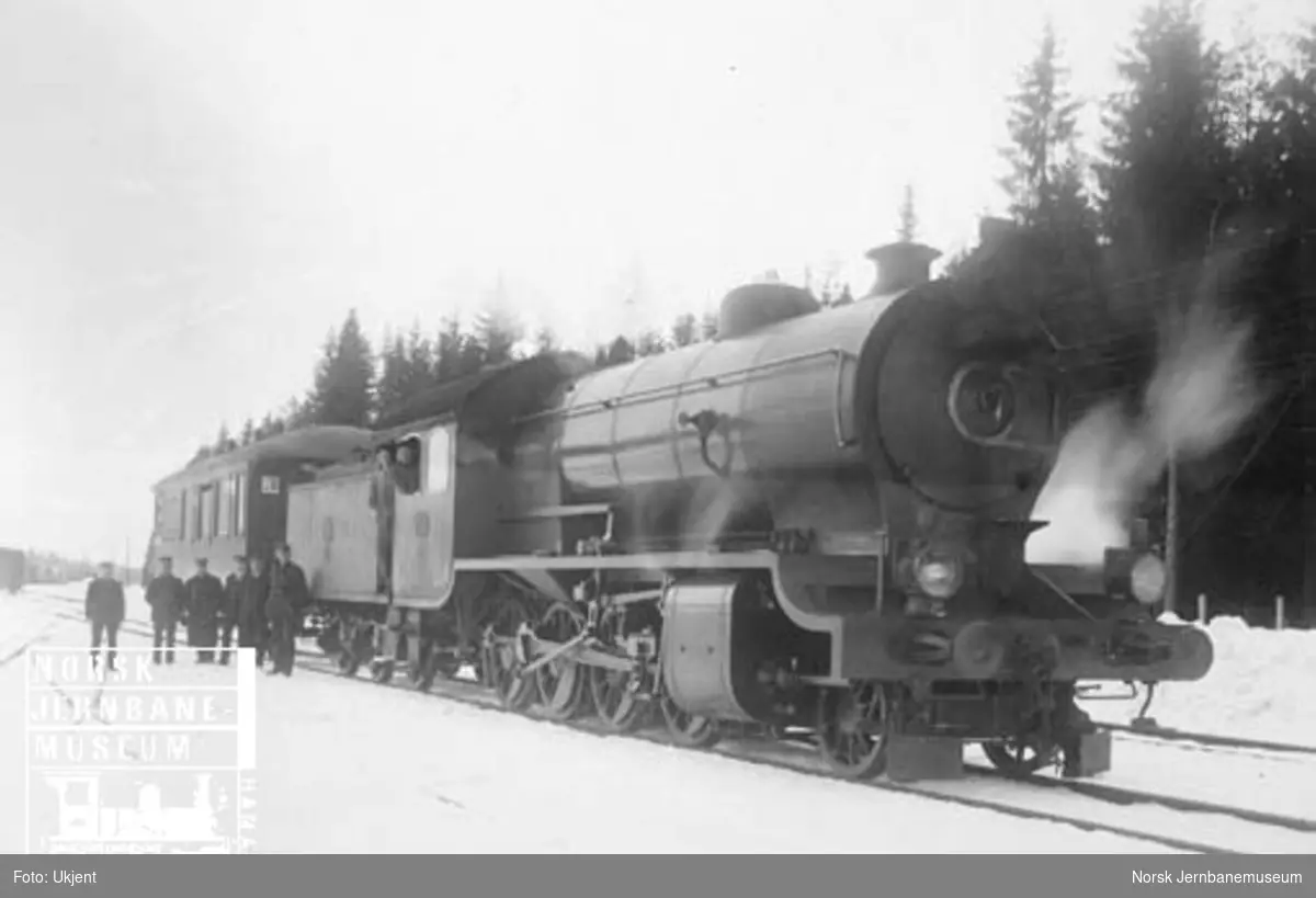 Hovedbanens damplokomotiv litra H nr. 96 med konduktørvogn på Hauerseter stasjon