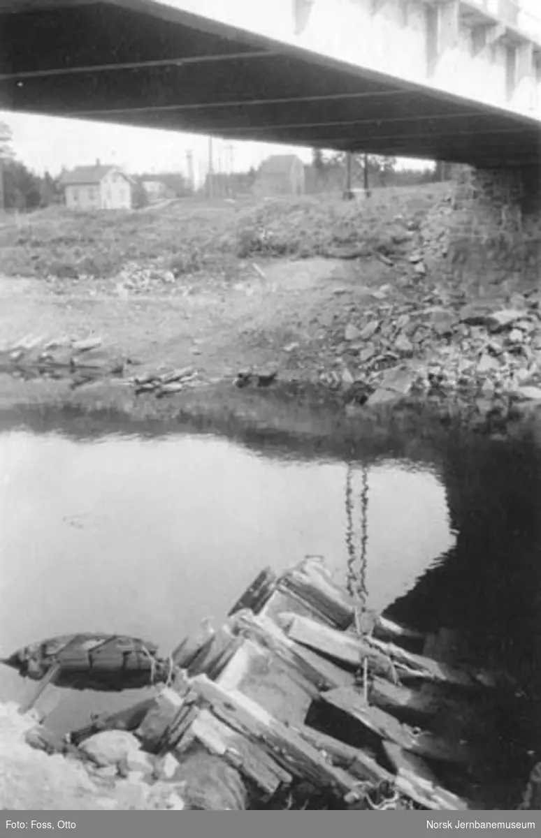 Rester av gammelt vannkrafthjul med skovler i Sagelva ved Fjellhamar