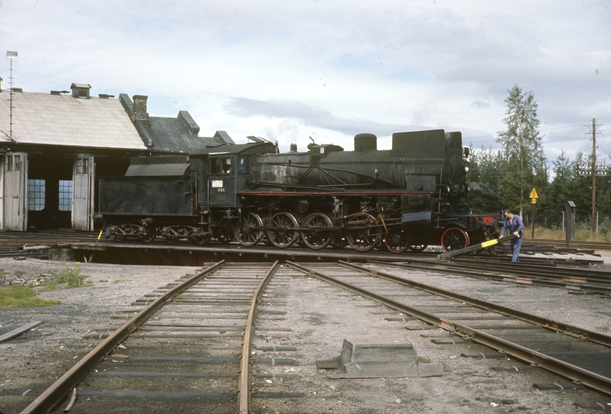 Damplokomotiv 26c nr. 434  snus på svingskiven på Elverum