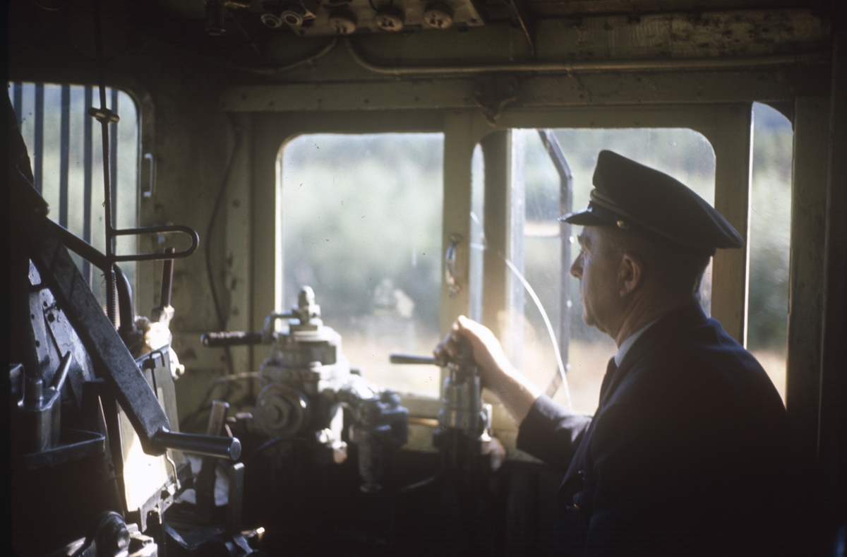 Lokomotivføreren på førerplassen i damplokomotiv type 27a nr. 296