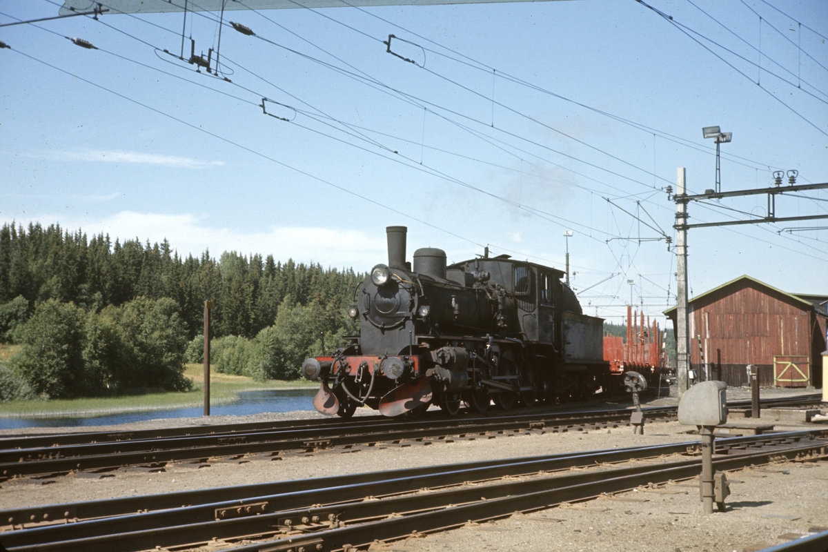 Damplokomotiv type 27a nr. 296 på Eina stasjon