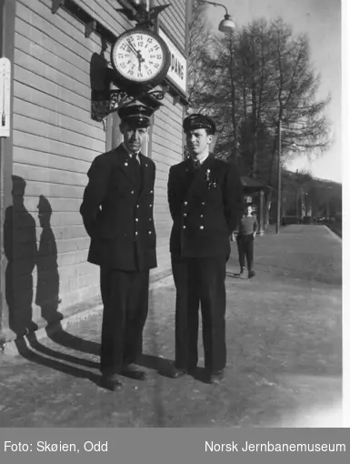 Telegrafist Einar Lundby og trafikkelev Odd Skøien på Koppang stasjon