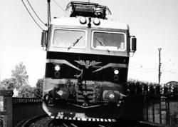 Elektriske lokomotiv El 16 2204 med godstog på brua over Sar