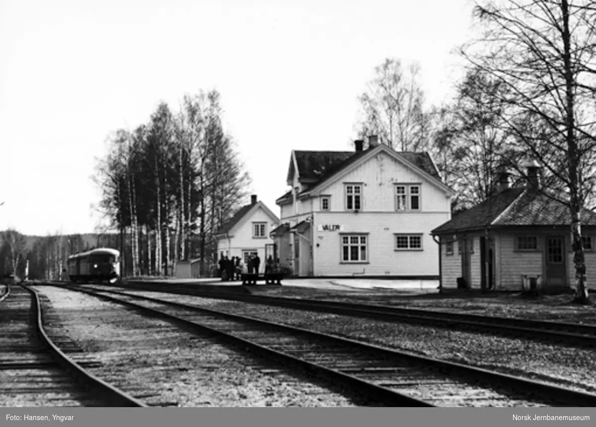 Motorvogntoget mot Elverum ankommer Våler stasjon