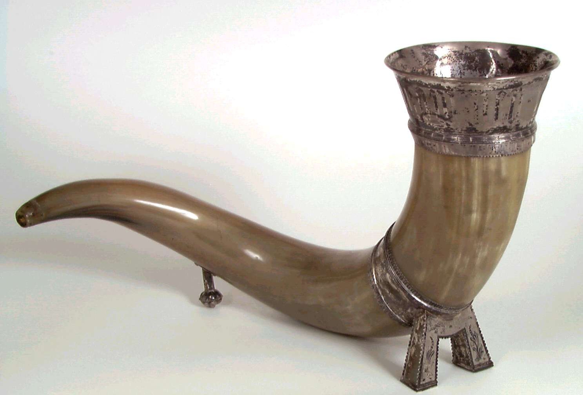 Gigantisk horn med fine graverte sølvbeslag