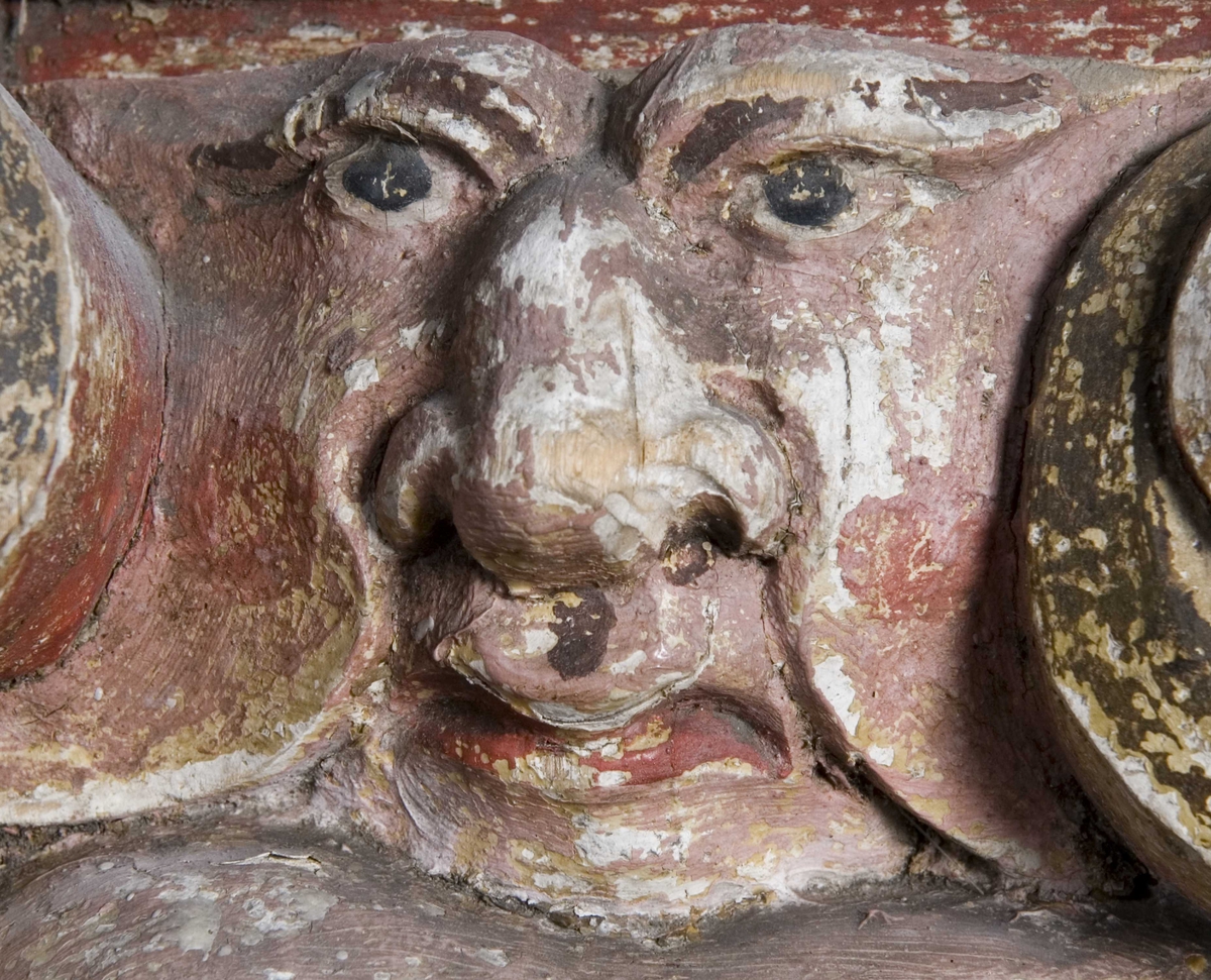 Nedenfra ser vi nattverden, den korsfestede Kristus flankert av Moses og Johannes, begravelsen, oppstandelsen og øverst Kristus som Salvator Mundi, Verdens Frelser. De fire figurene som holder hver sin bok, forestiller sannsynligvis de fire evangelistene. 