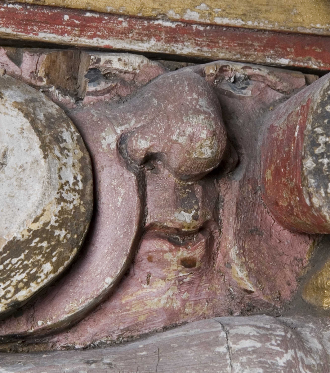 Nedenfra ser vi nattverden, den korsfestede Kristus flankert av Moses og Johannes, begravelsen, oppstandelsen og øverst Kristus som Salvator Mundi, Verdens Frelser. De fire figurene som holder hver sin bok, forestiller sannsynligvis de fire evangelistene. 