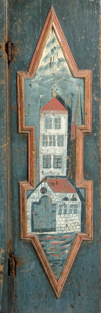 Skap, framskap i en del, to dører oppe og nede. Bibelske motiver; Moses og de ti bud. Gud på en sky, en brennede sky eller busk, en mann som har mistet en sko og en stokk.