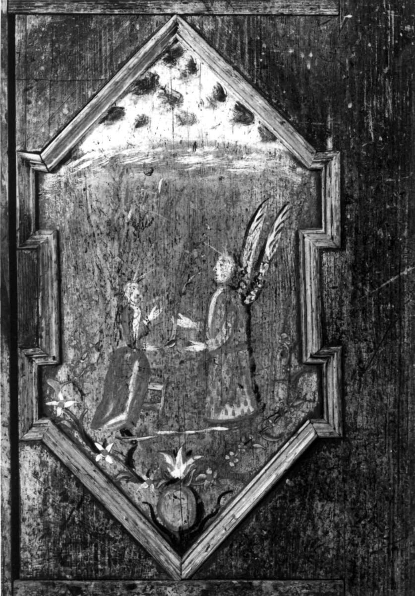 Skap, framskap i en del, to dører oppe og nede. Bibelske motiver; Moses og de ti bud. Gud på en sky, en brennede sky eller busk, en mann som har mistet en sko og en stokk.