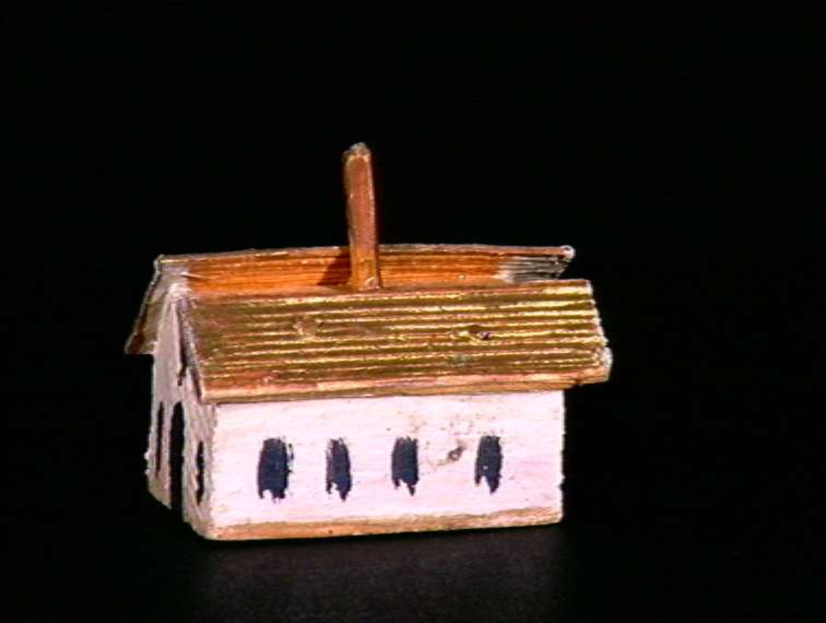 Sett med ca 200 leketøyhus laget av tre i forskjellige former og farger.