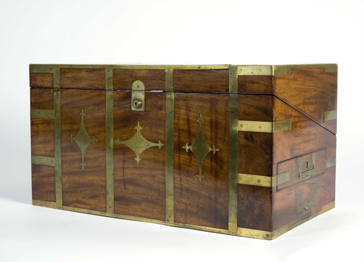 Skrin med skriveskive i lokket, skuffer på kortsidene og en mengde skjulte rom. Rommene innehoder gjenstander for bruk ved reiser: Barberutstyr; måleinstrument; bestikk; hygieneartikler; røykeutstyr; fiskeutstyr; duelllpistoler med mer.