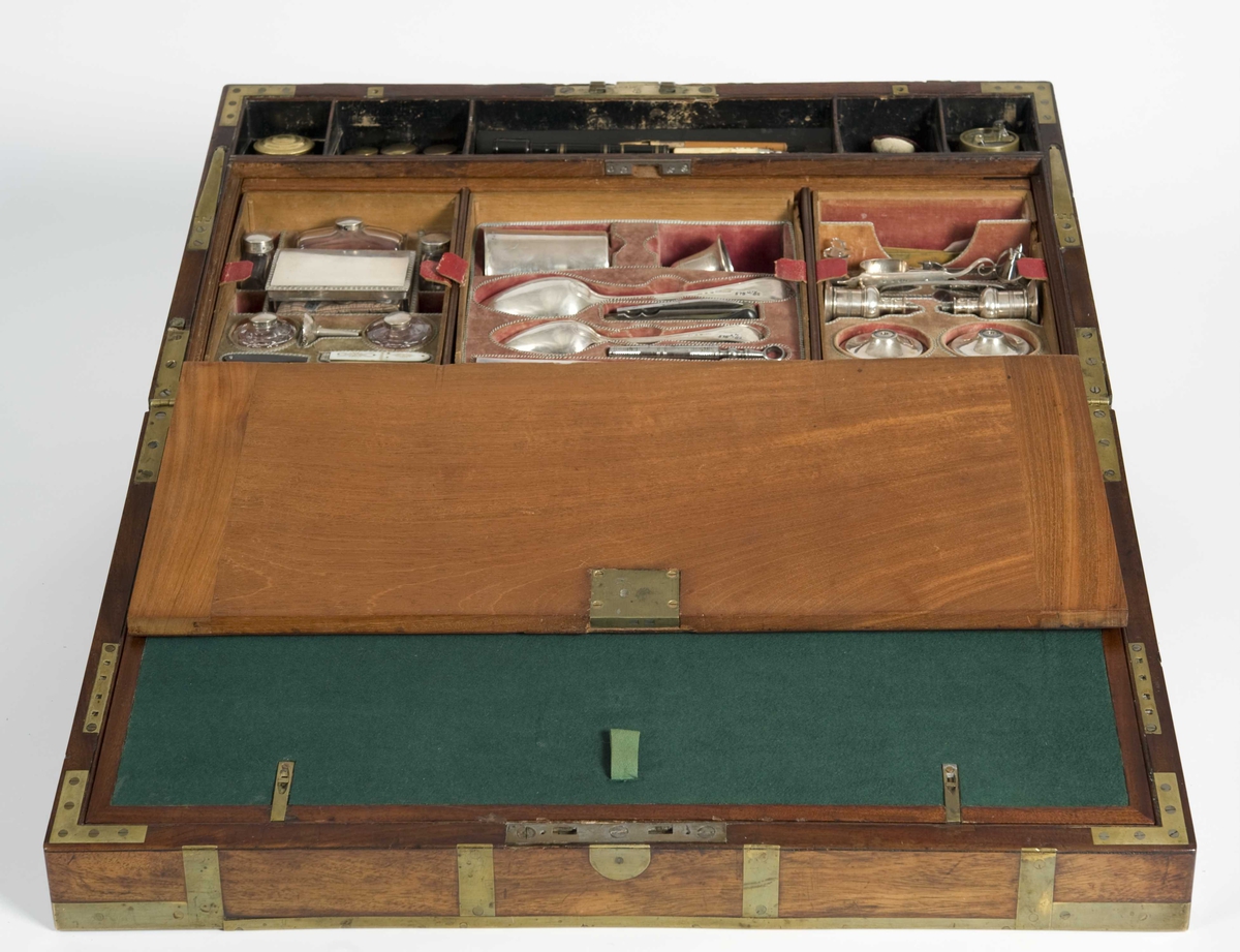 Skrin med skriveskive i lokket, skuffer på kortsidene og en mengde skjulte rom. Rommene innehoder gjenstander for bruk ved reiser: Barberutstyr; måleinstrument; bestikk; hygieneartikler; røykeutstyr; fiskeutstyr; duelllpistoler med mer.