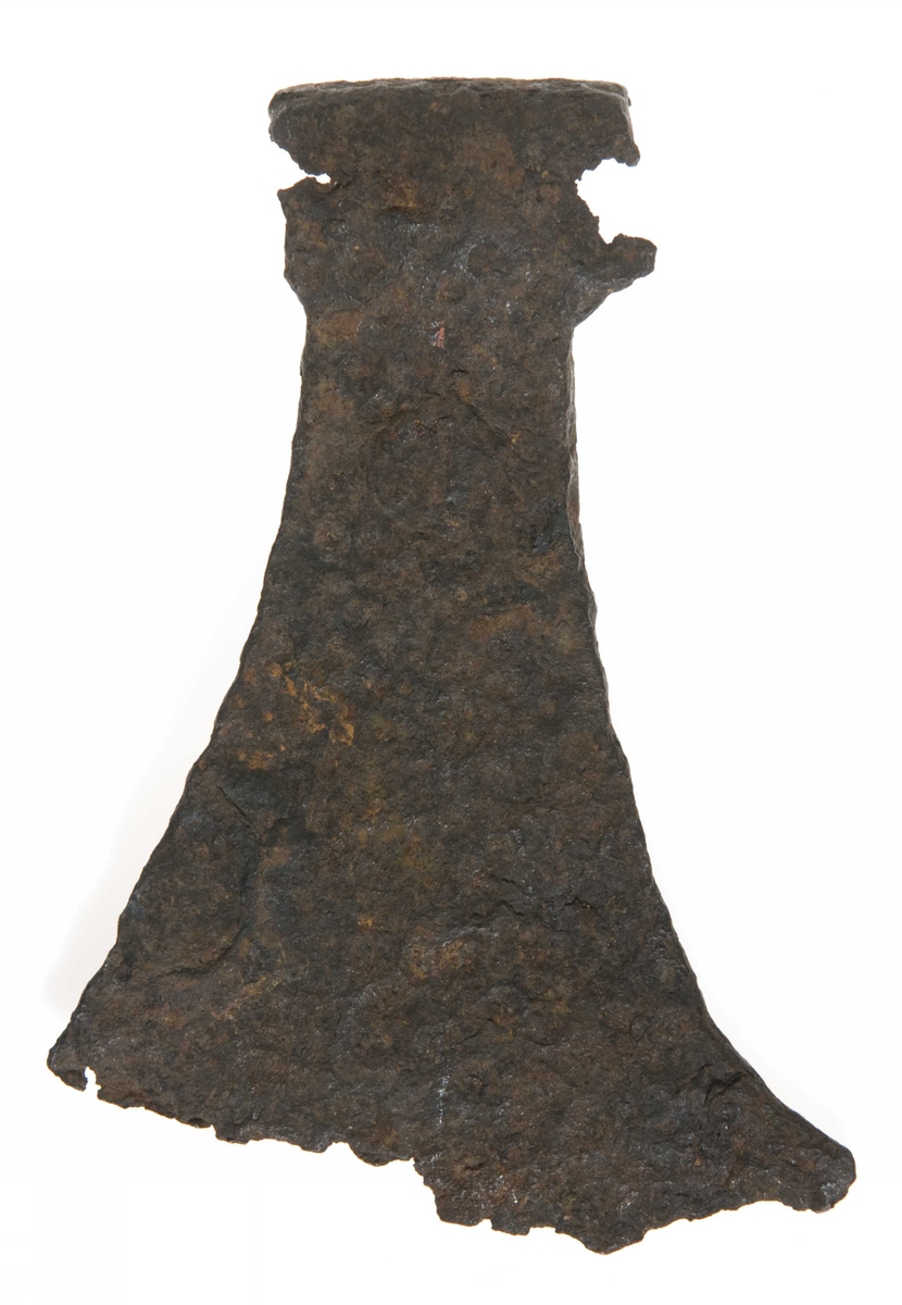 Asymmetrisk fragmentarisk blad med lang fremre spiss.
Øksehode med skaftehull.  Øksehammeren er gjennombrutt av rust.
Mangler skaft.