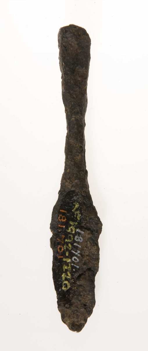 Flat pilspiss med rombeformet tvernitt og rund dølle.