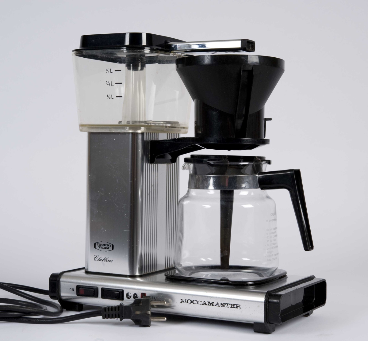 Kaffetrakteren består av: kaffekolbe med innsats, trakt og lokk til vannbeholder