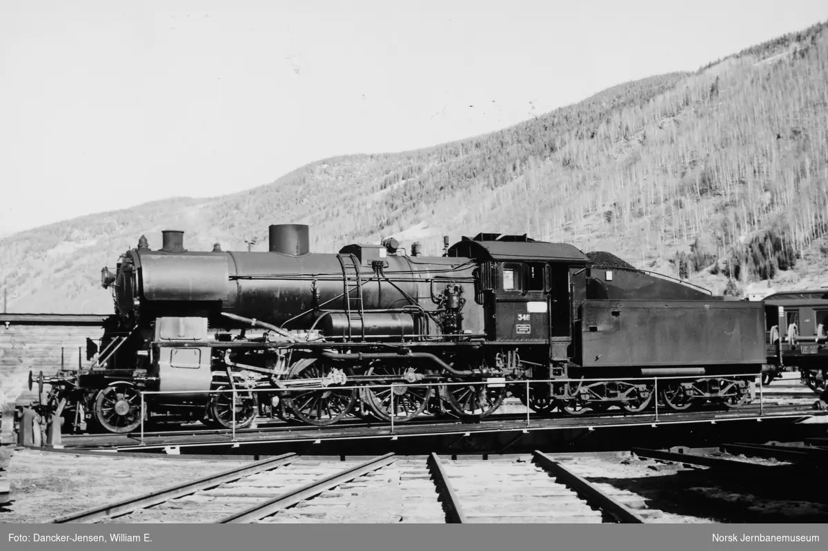 Damplokomotiv type 30b nr. 346 på svingskiva på Otta stasjon